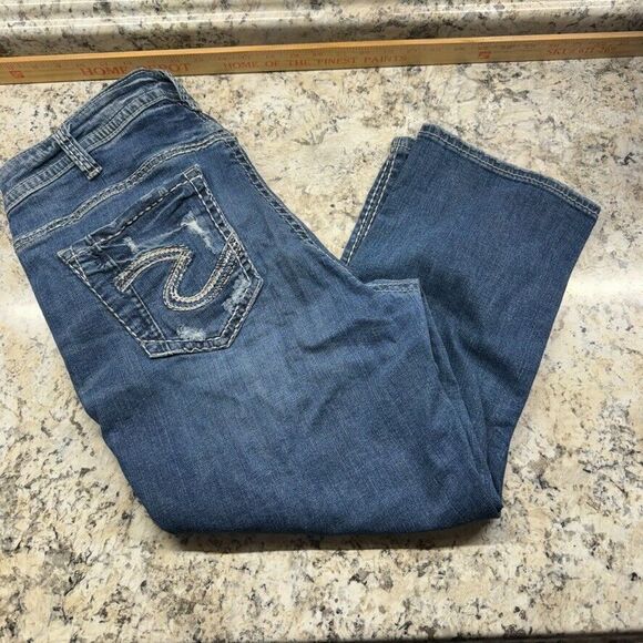 Silver Women's Suki Capri Jeans Size 18/L 22 1/2 Dark Wash Mid Rise Distressed - Picture 14 of 15